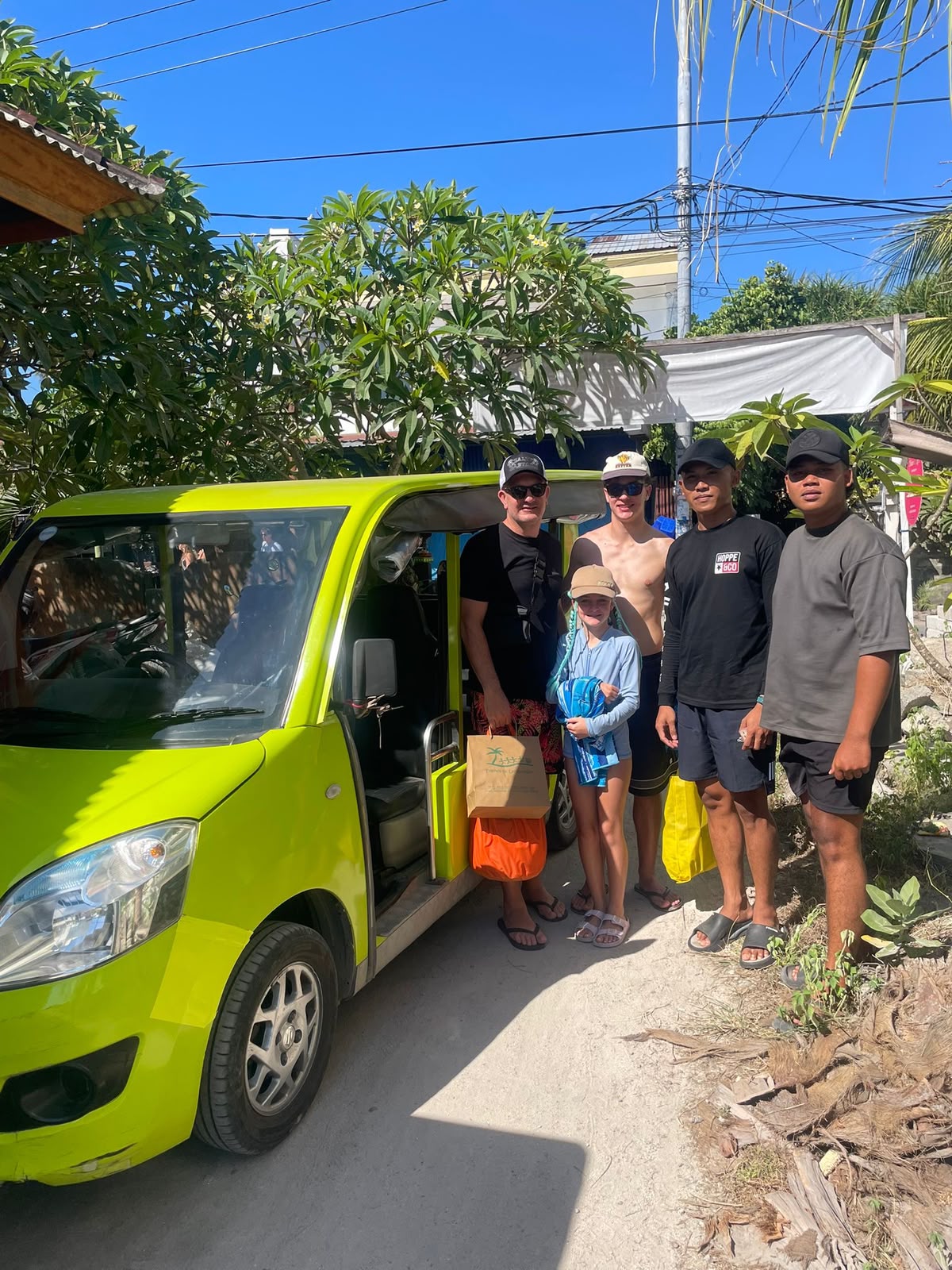 Layanan Taxi Mobil hijau khas Lembongan